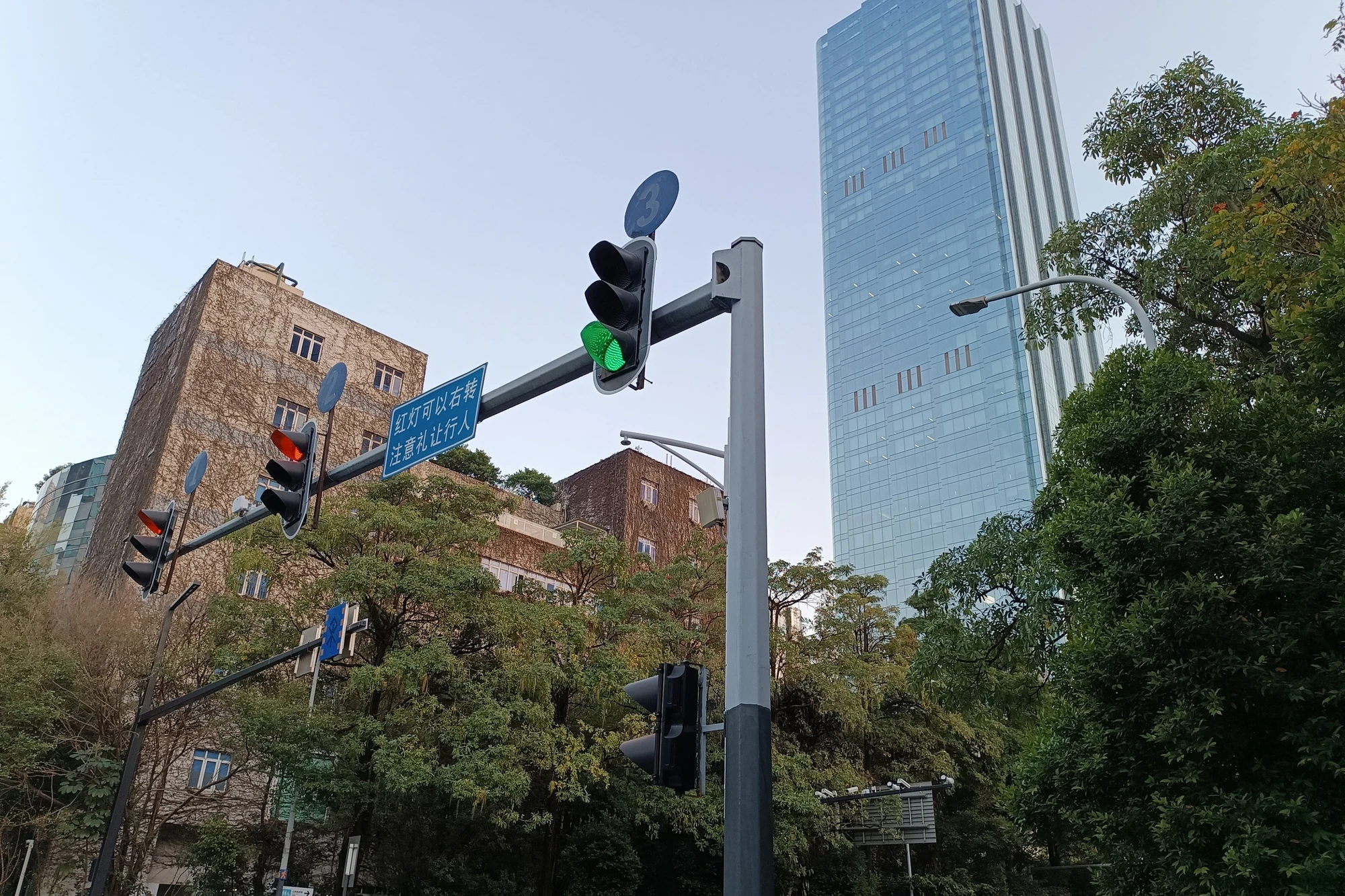 2024年深圳南山科技园科技南路街景，可见科技园办公建筑与城市道路