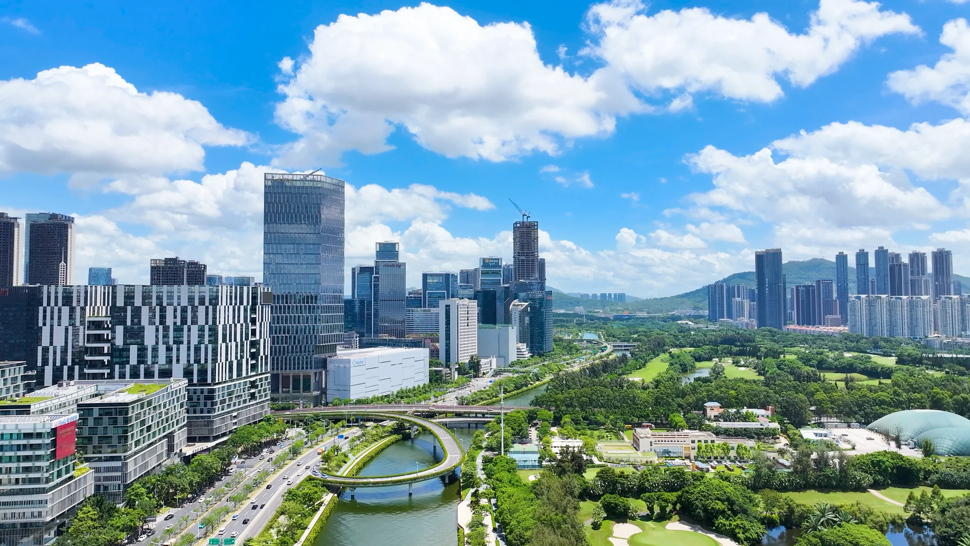 深圳南山科技城区、绿地与城市天际线的航拍全景